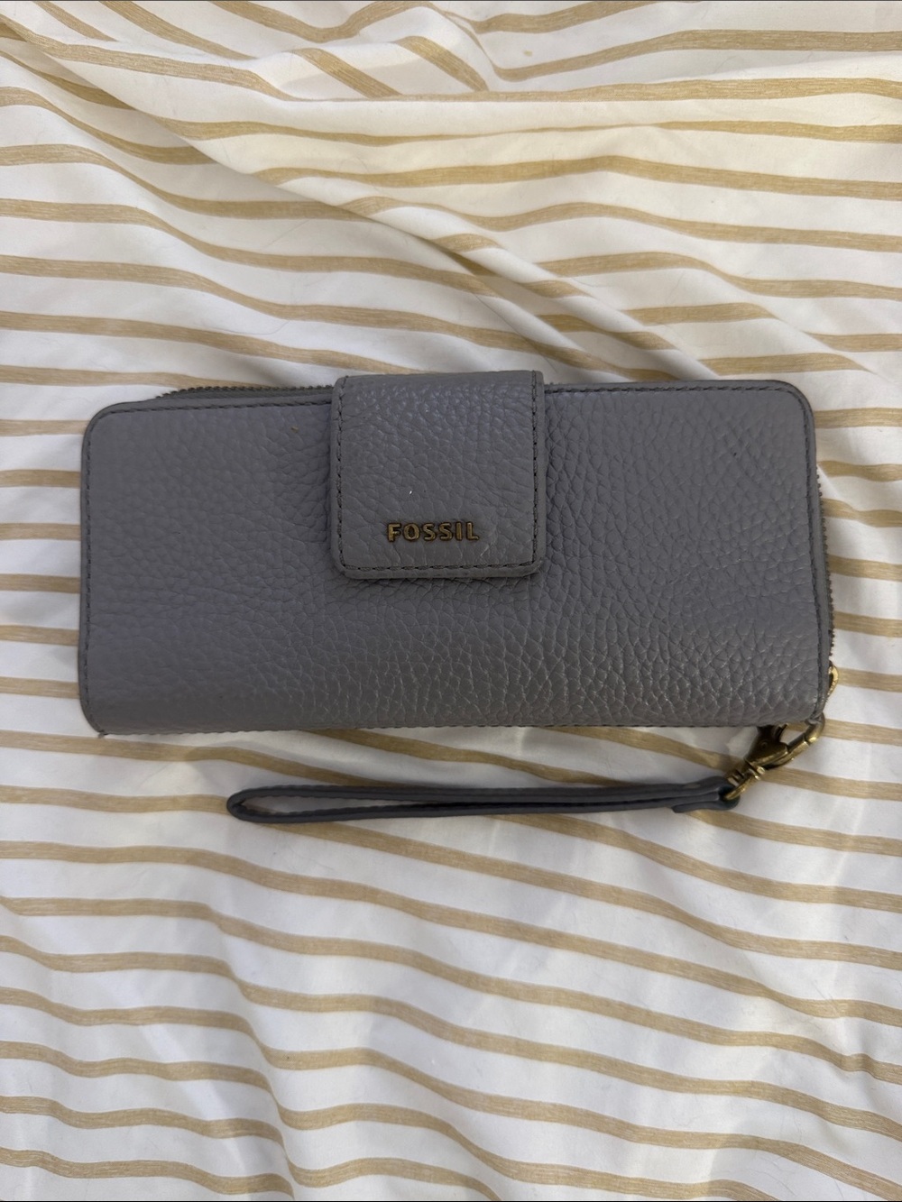 Fossil Pebbled Leather Wallet in Gray with Wrist Strap